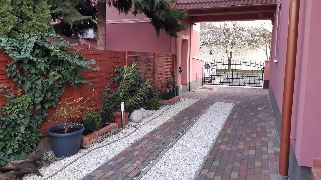 Alom Apartman ハイデゥソボスロー エクステリア 写真