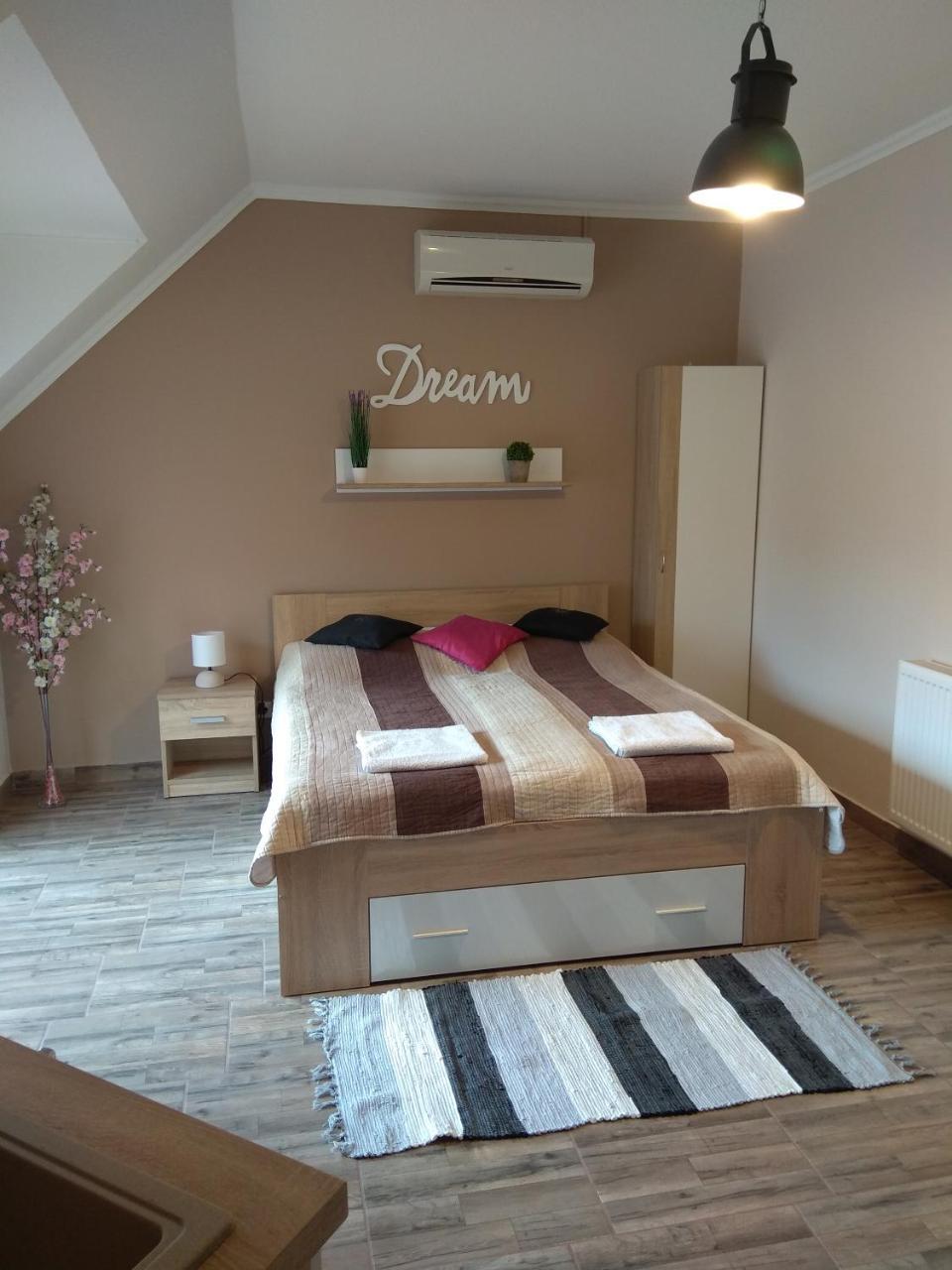 Alom Apartman ハイデゥソボスロー エクステリア 写真