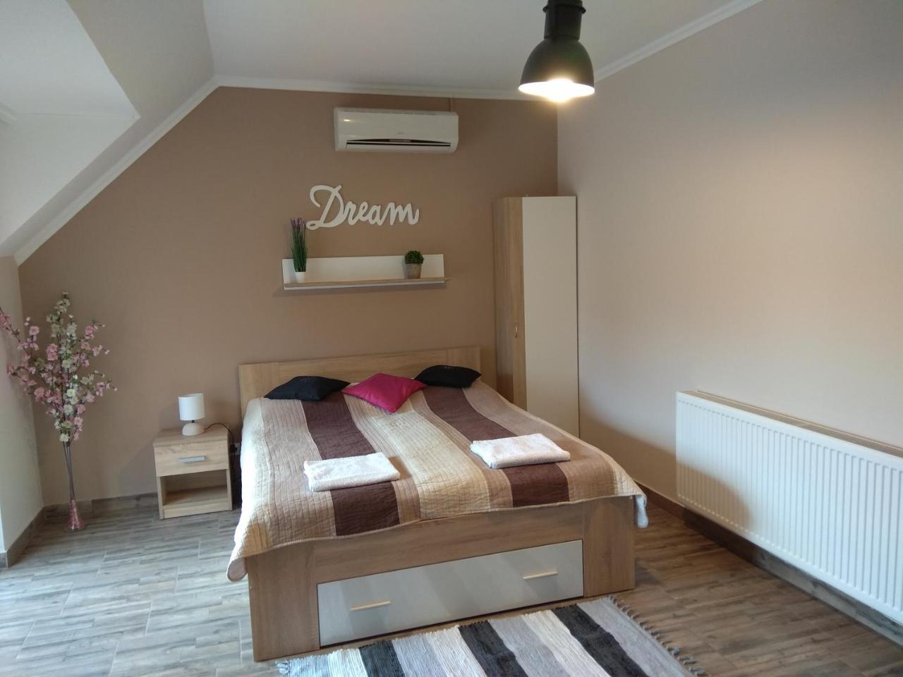 Alom Apartman ハイデゥソボスロー エクステリア 写真