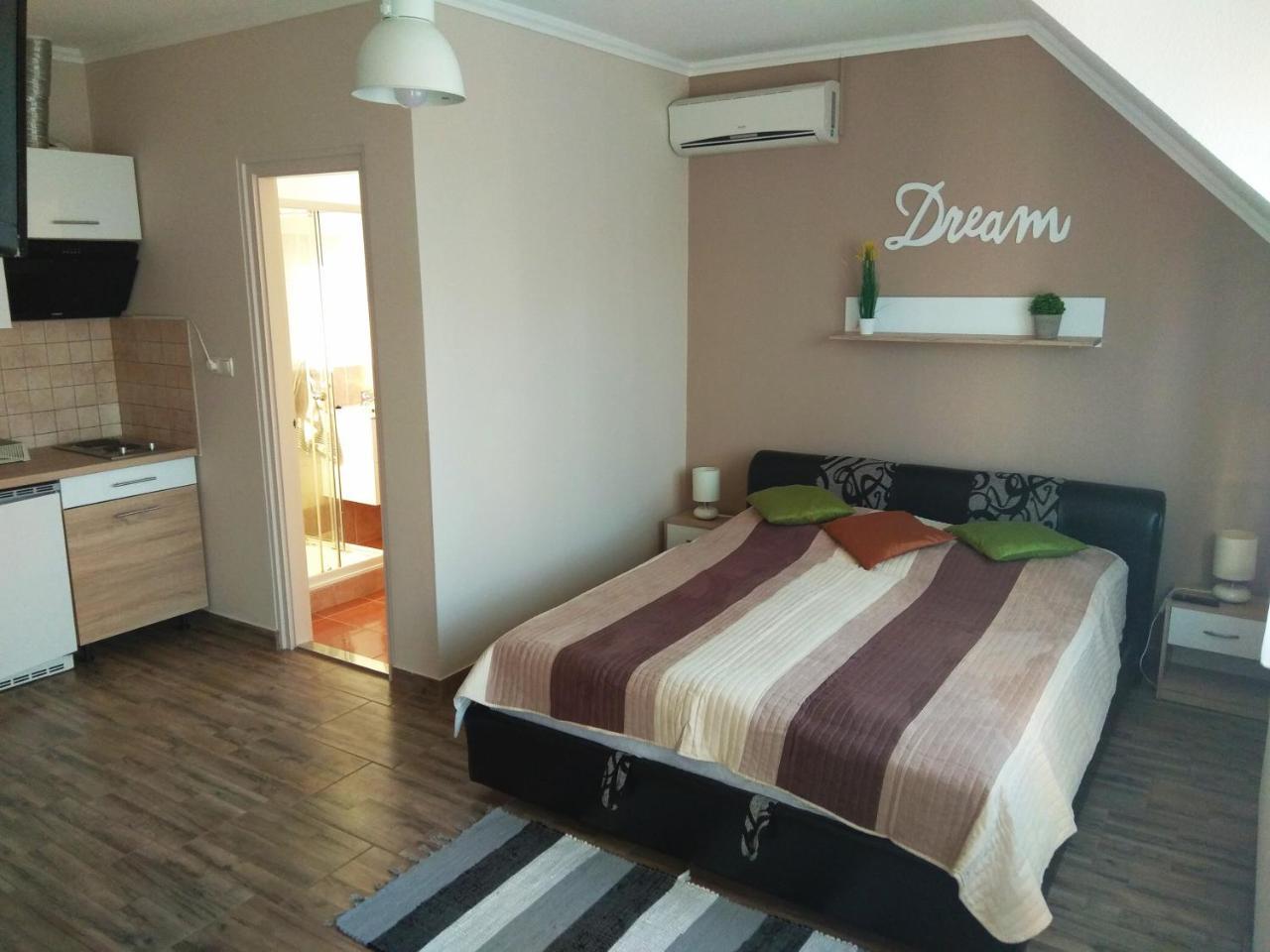 Alom Apartman ハイデゥソボスロー エクステリア 写真