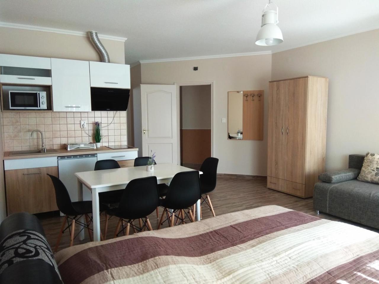 Alom Apartman ハイデゥソボスロー エクステリア 写真