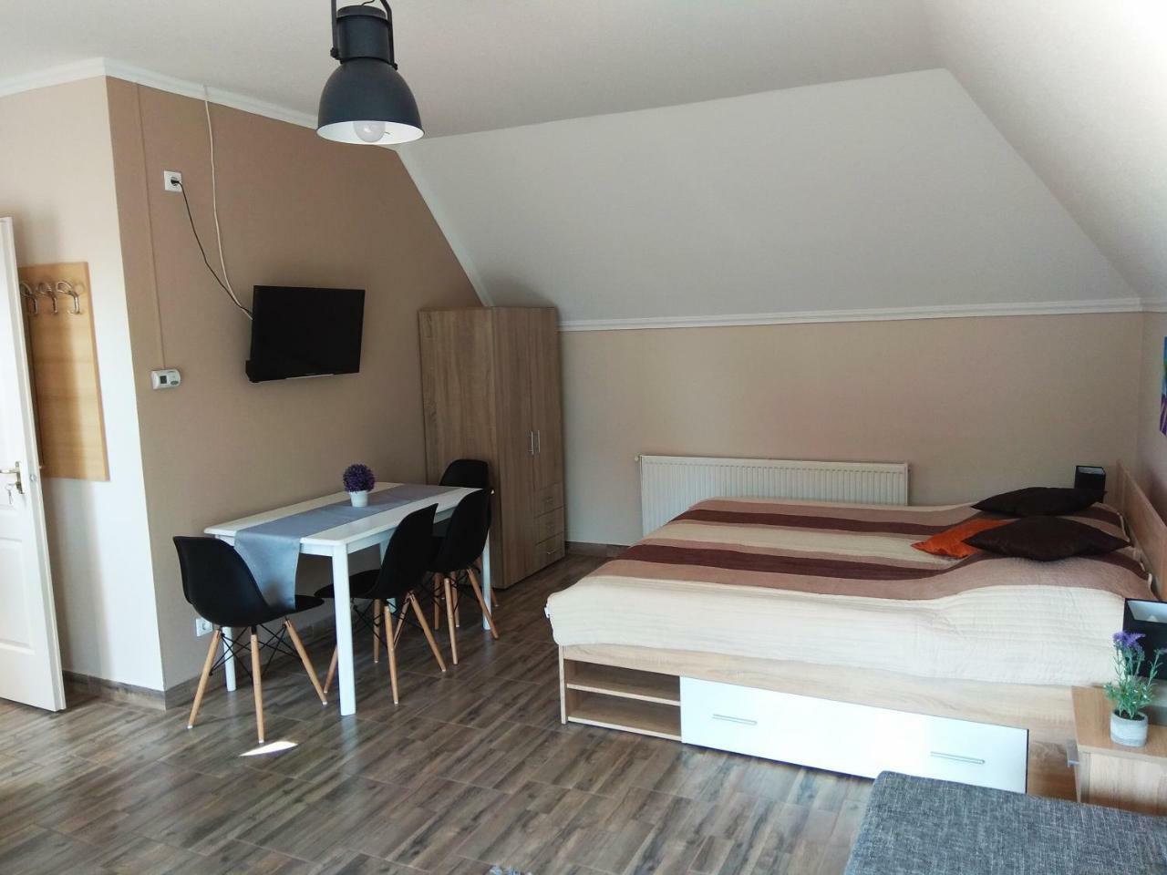Alom Apartman ハイデゥソボスロー エクステリア 写真